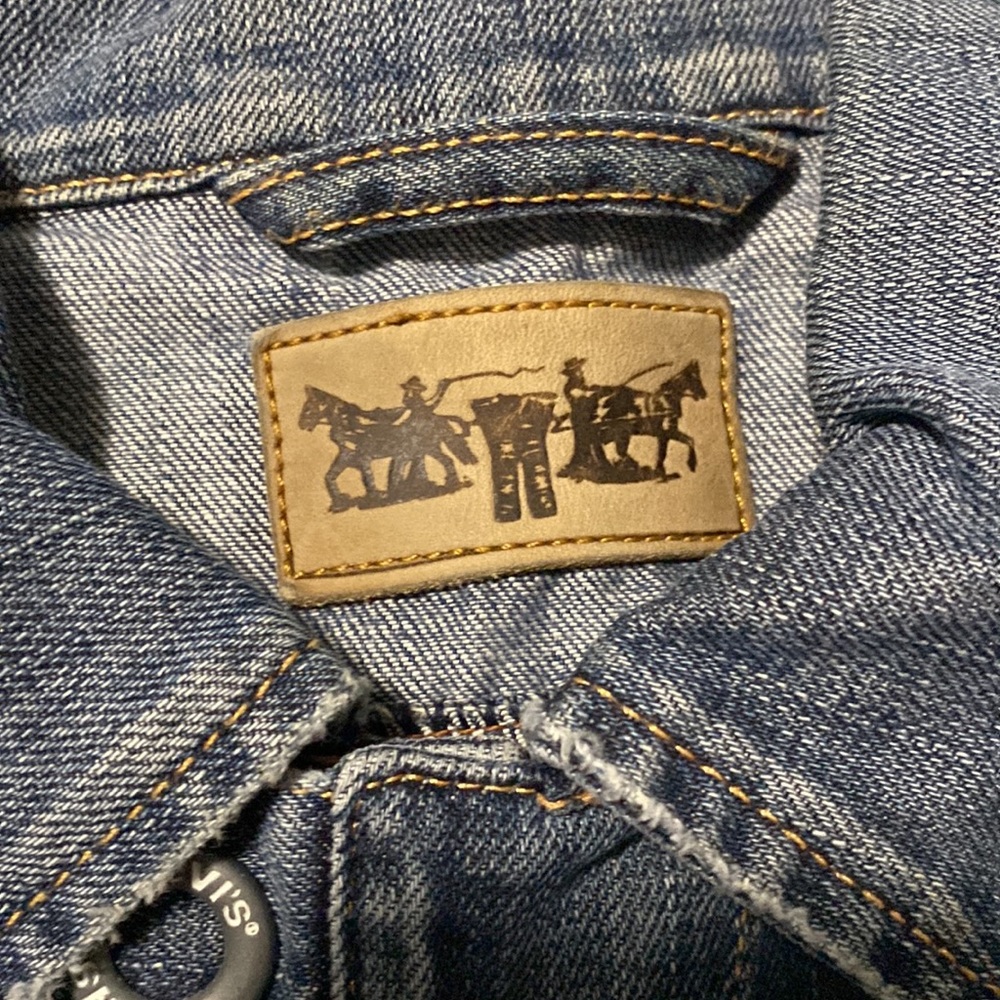 Levi’s Denim Button Up Blue Jean Jacket - Picture 3 of 15